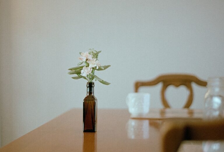 The Aromatic Calendar: Curating Seasonal Home Scents - minimalist seasonal home fragrance