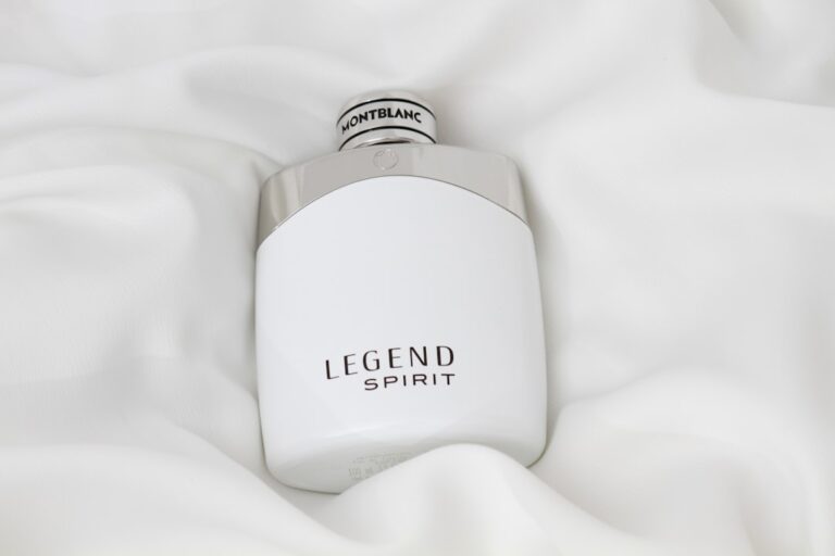 Crafting Bespoke Ambiance: Gourmand & Floral Scent Blends - luxury home fragrance blending