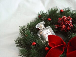 Elevating Holiday Ambiance: Pure Essential Oil Scent-Scaping